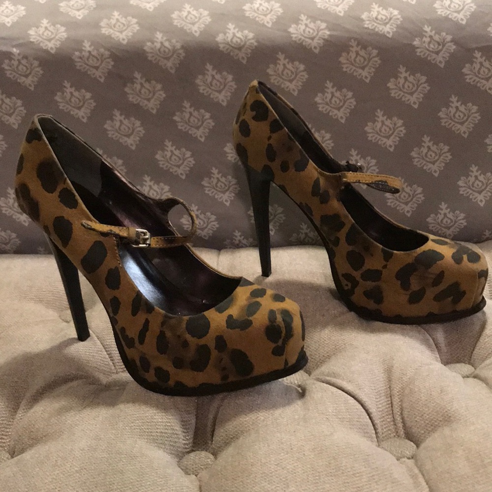 Leopard print strapped pumps